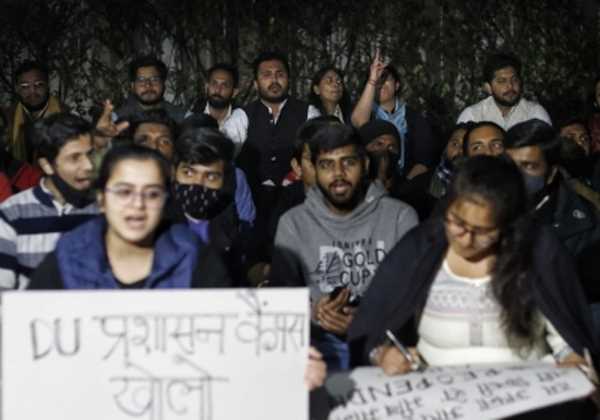 कर्नाटक में हिजाब विवाद ने हिंसक मोड लिया, शिक्षक और मुस्लिम छात्र की पिटाई